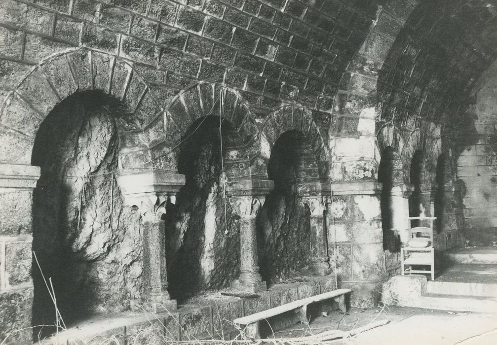 Ancienne église troglodytique Sainte-Croix : Arcatures du mur nord, vue générale