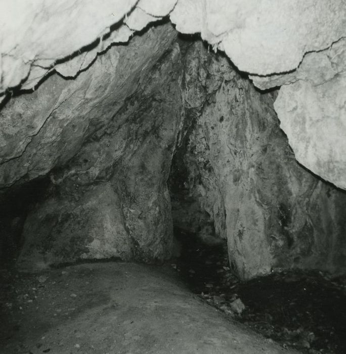 Ancienne église troglodytique Sainte-Croix : Vue partielle de l’extrados de la voûte du choeur et du passage dans l’infractuosité de la grotte côté nord