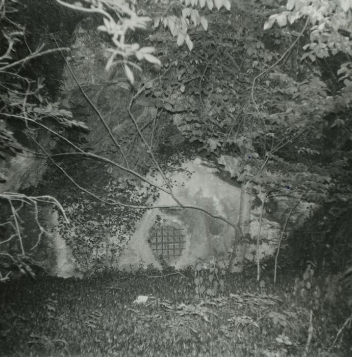 Ancienne église troglodytique Sainte-Croix : Vue sur le est et l’oeil de bœuf ouvrant sur la grotte