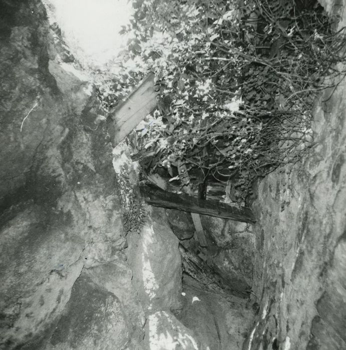 Ancienne église troglodytique Sainte-Croix : Détail de la jonction du mur de la nef côté nord avec le rocher au niveau de la toiture