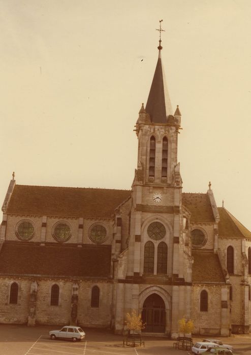 Eglise paroissiale : Façade latérale sud, vue générale