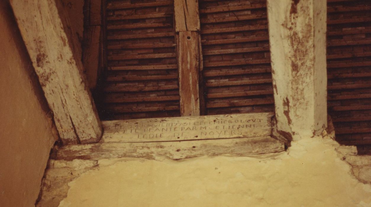 Eglise Saint-Maixent : Nef, détail d’un élement de sablière portant une inscription