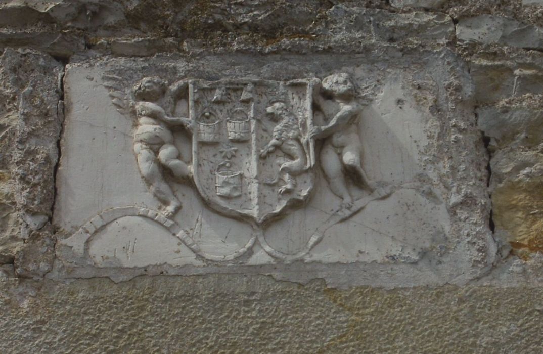 Château de Moutot : Détail d’un blason sculpté non localisé (extérieur)