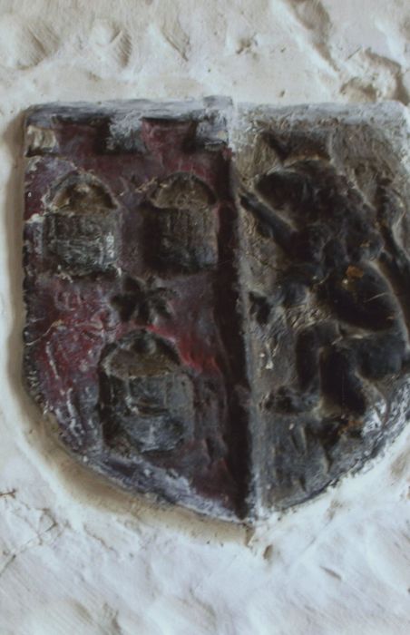 Château de Moutot : Détail d’un blason sculpté non localisé (intérieur)