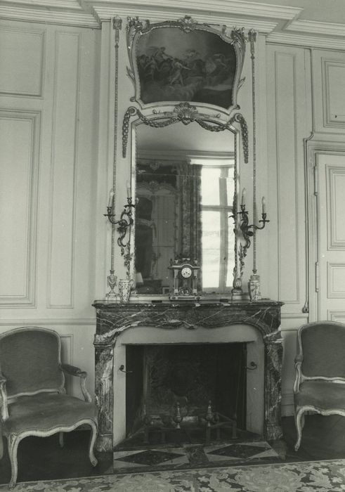 Château : Salon n°2, vue générale de la cheminée