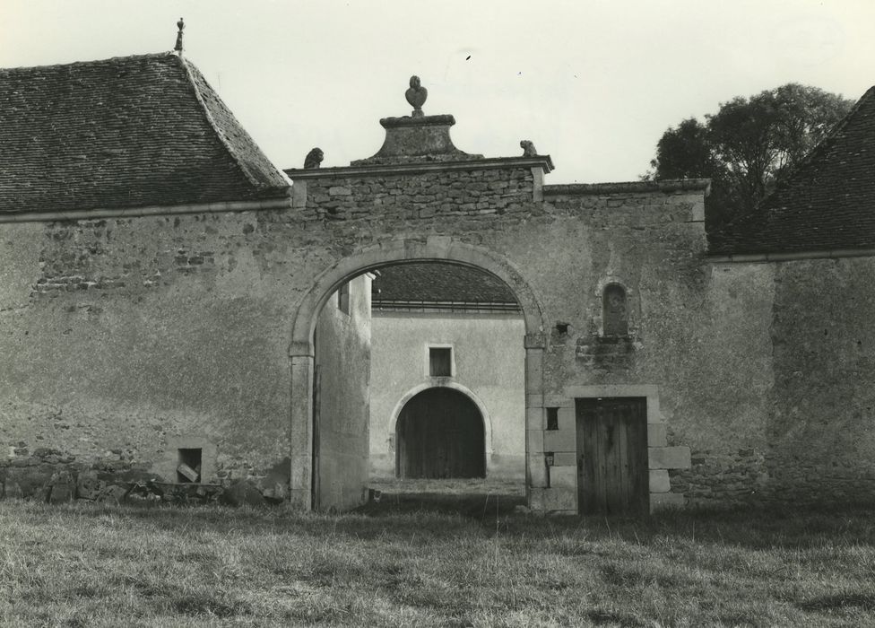 Château : Portail d’accès ouest à la cour des communs, élévation ouest, vue générale