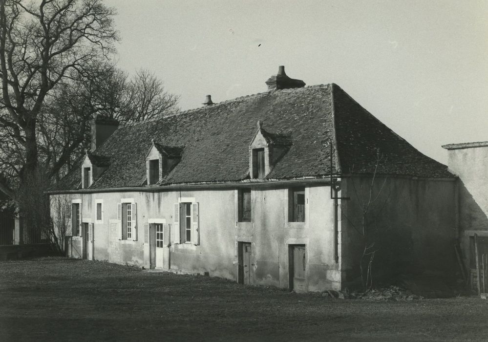 Château : Communs, aile sud, façade est, vue générale