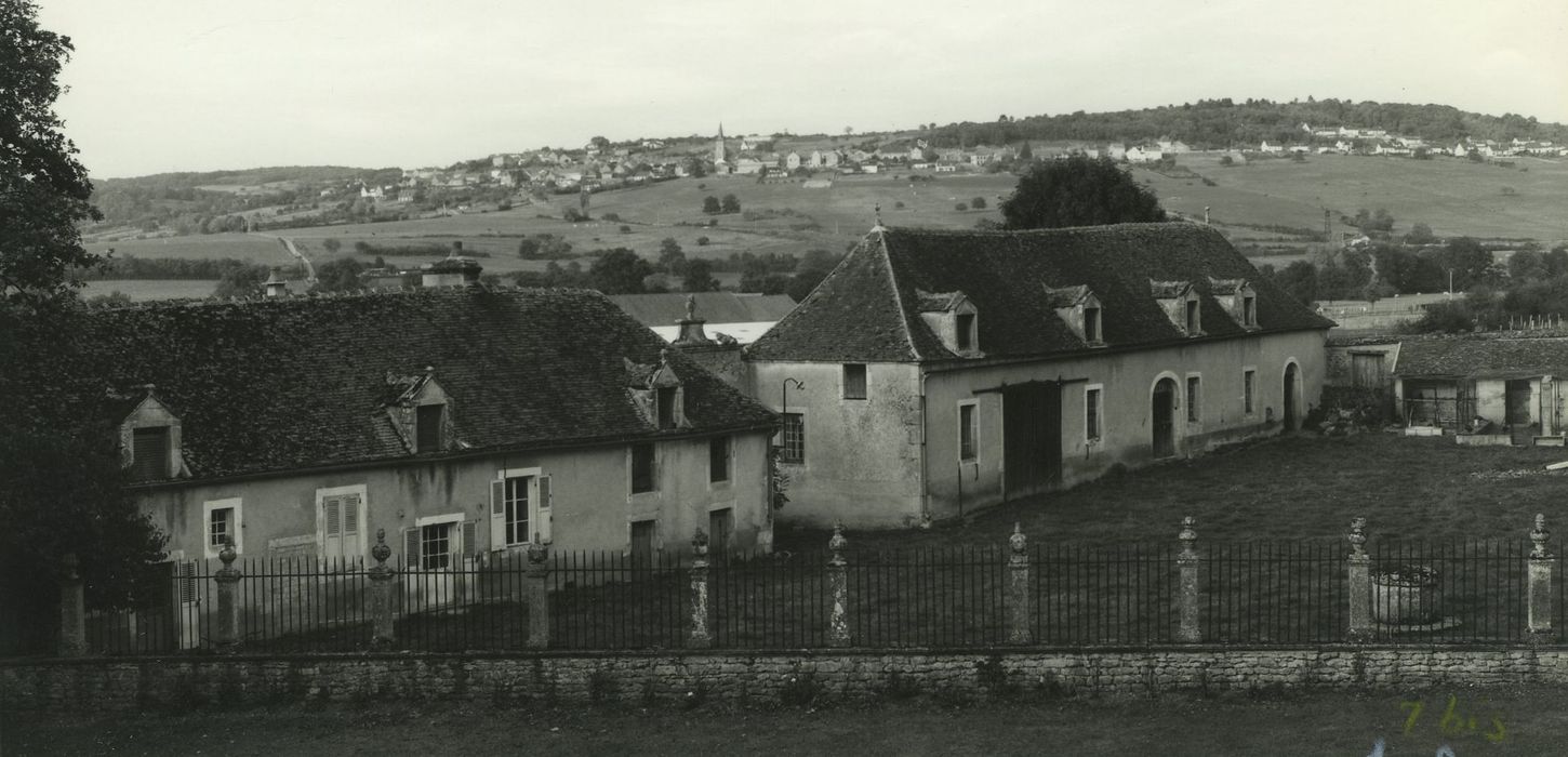 Château : Communs, vue générale des façades est