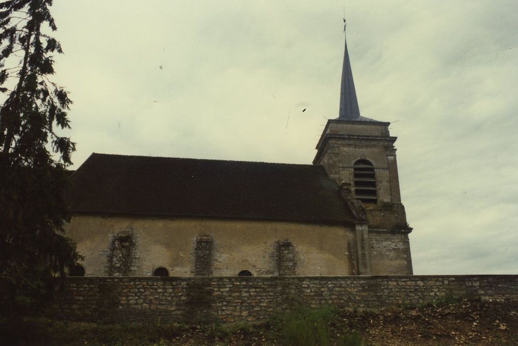 Eglise Saint-Jacques : Façade latérale nord, vue partielle