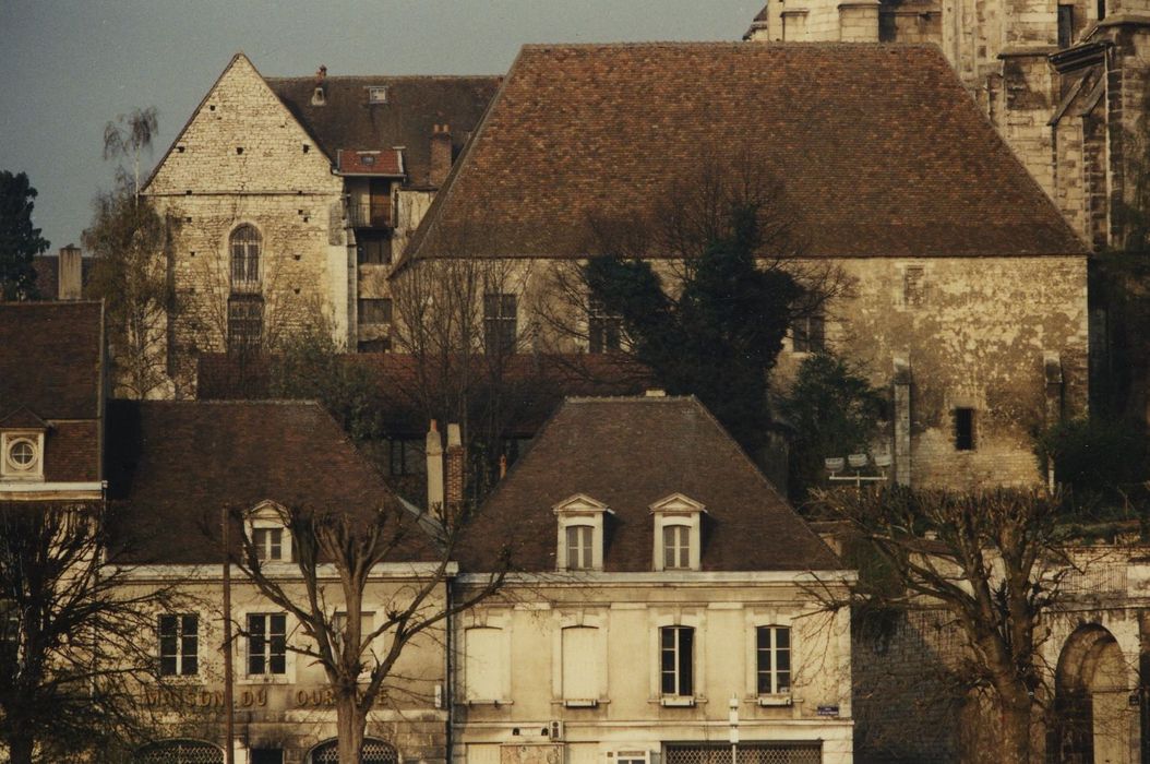 Ancien ensemble canonial : Vue partielle depuis l’Est, chapelle Saint-Michel, chapelle Saint-Clément, ancien bâtiment du Chapitre