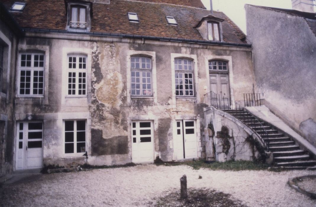 Ancien ensemble canonial : Maison de chanoine, façade sur cour, vue générale