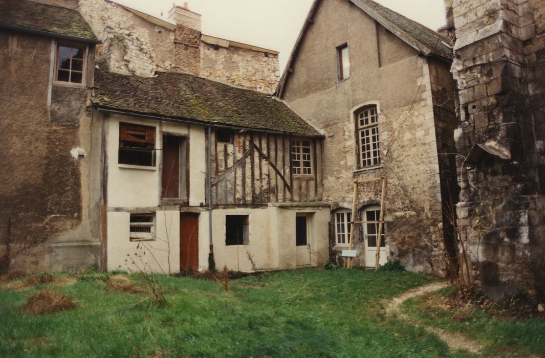 Ancien ensemble canonial : Maison de chanoine, façade sur jardin, vue générale