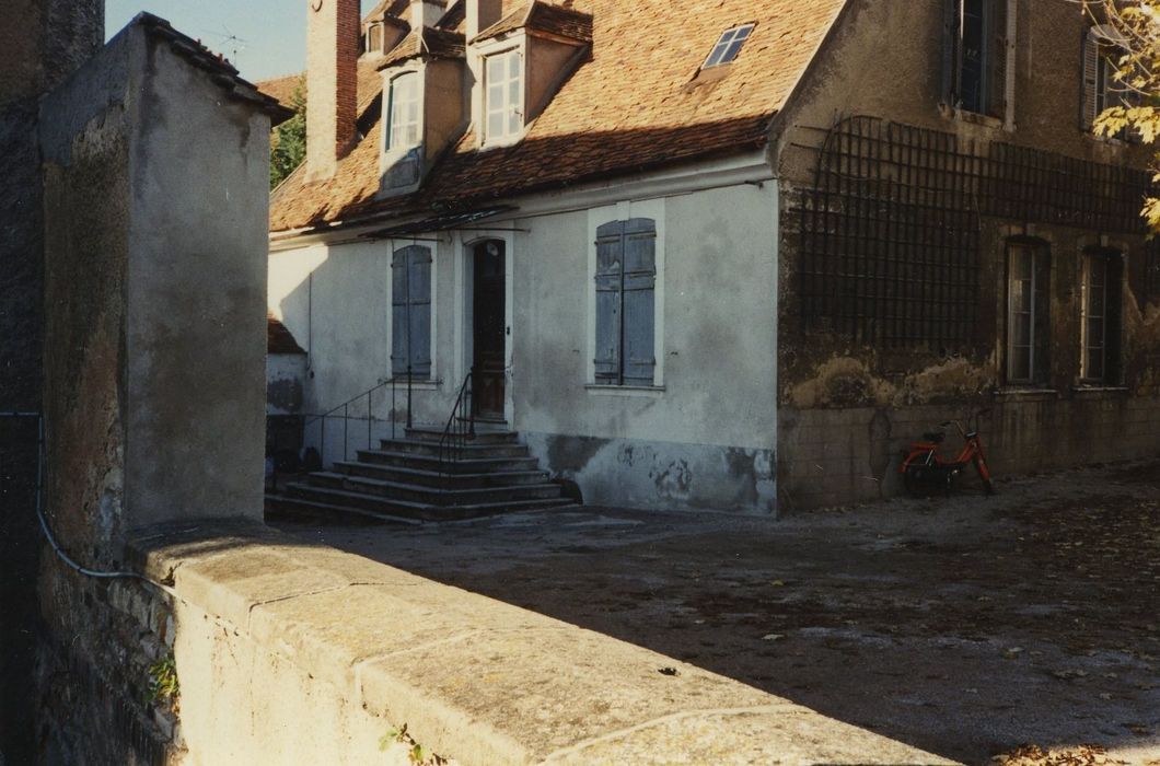 Ancien ensemble canonial : Maison de chanoine, façade sur rue, vue générale