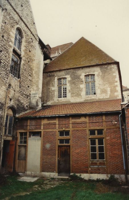 Ancien ensemble canonial : Appentis contre les chapelles Saint-Michel et Saint-Clément, vue générale