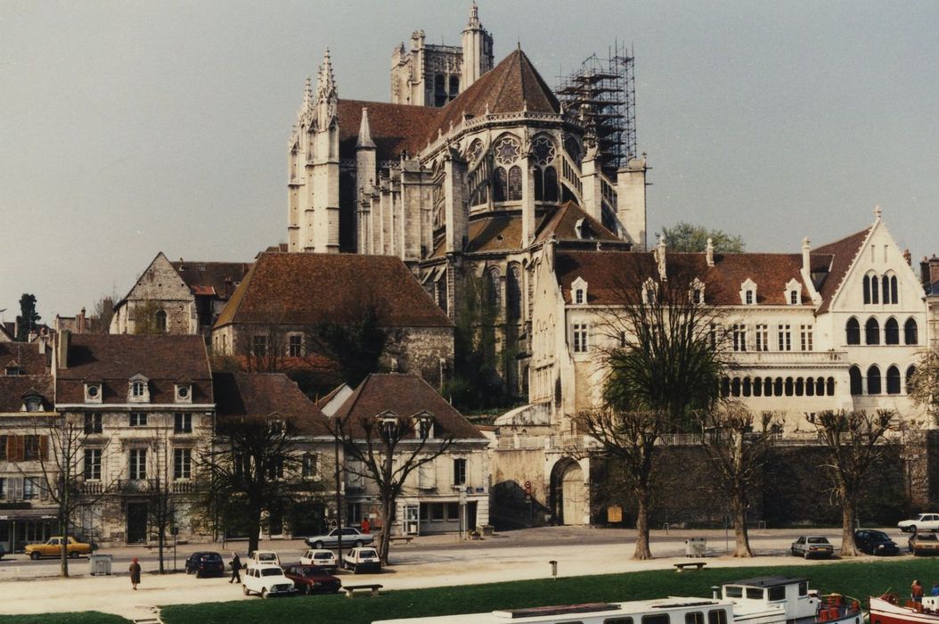 Palais épiscopal (ancien) : Vue générale du palais dans son environnement urbain depuis l’Est