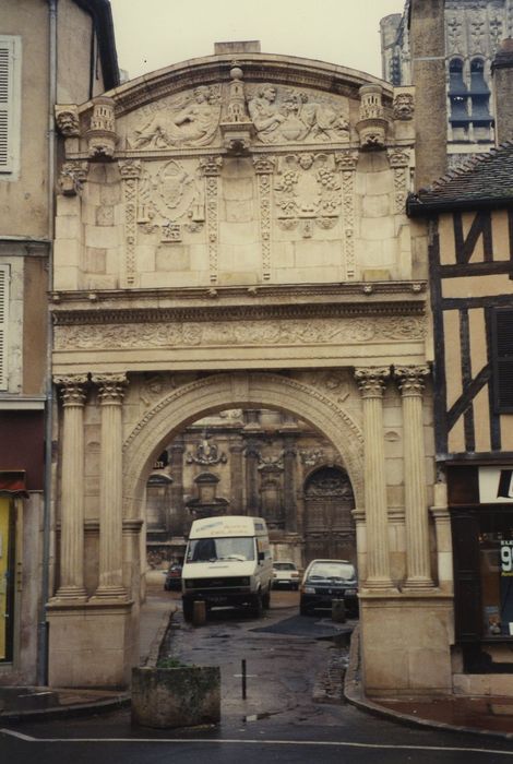 Abbaye Saint-Pierre (ancienne) : Porte Saint-Pierre, vue générale