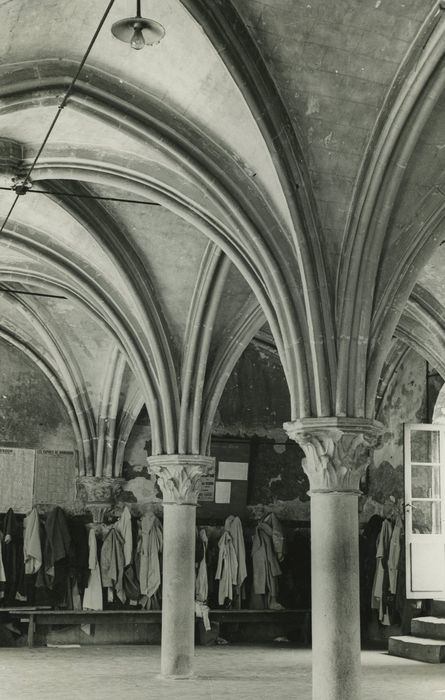 Abbaye Saint-Pierre (ancienne) : Salle capitulaire, vue partielle