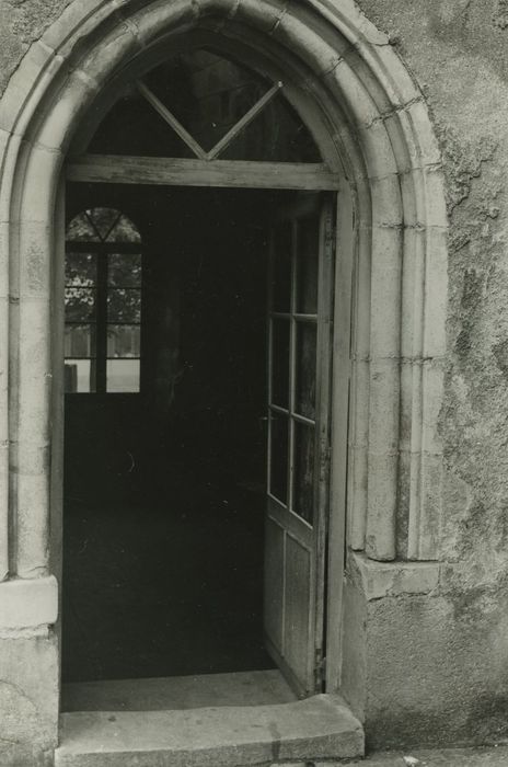 Abbaye Saint-Pierre (ancienne) : Salle capitulaire, porte d’accès, vue générale