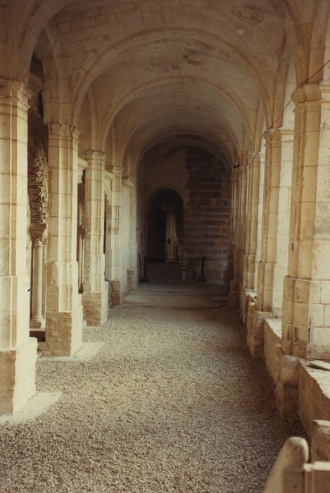 Abbaye Saint-Germain (ancienne) : Galerie du cloître, vue partielle