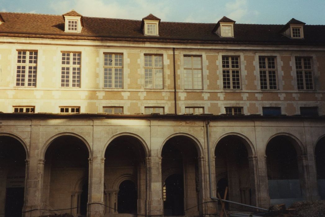 Abbaye Saint-Germain (ancienne) : Aile est, façade ouest sur cloître, vue partielle