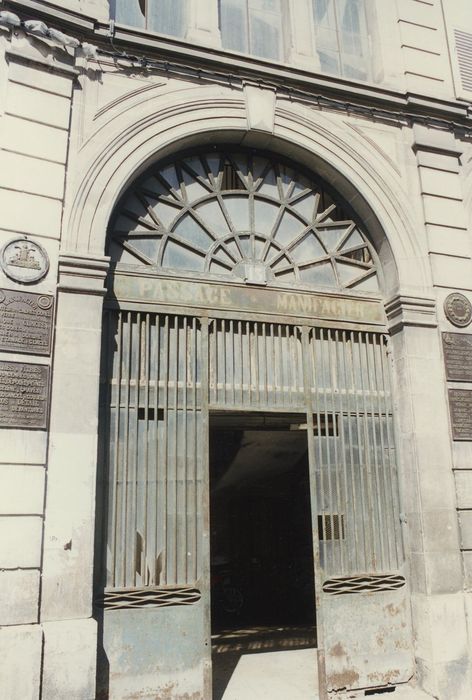 Passage couvert Manifacier : Portail d’accès à la rue Fécauterie, détail