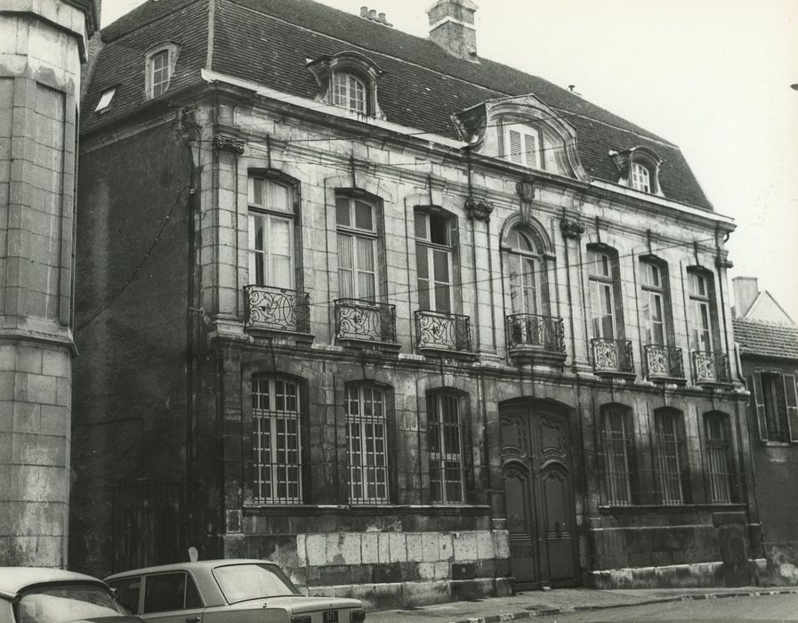 Hôtel Deschamps de Charmelieu : Façade sur rue, vue générale