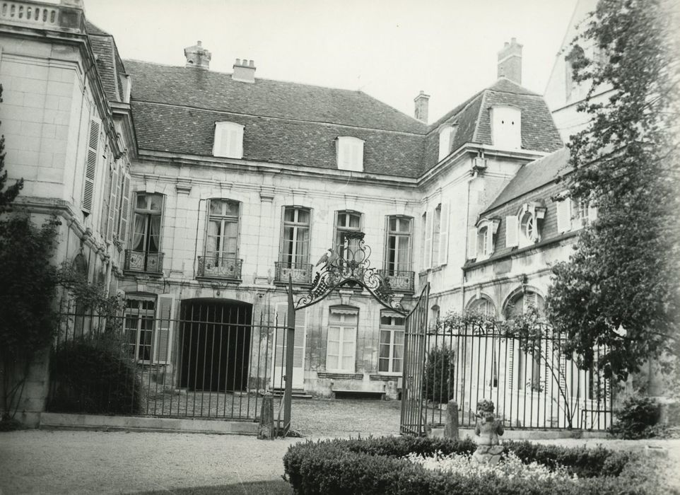 Hôtel Deschamps de Charmelieu : Façade sur cour, vue générale