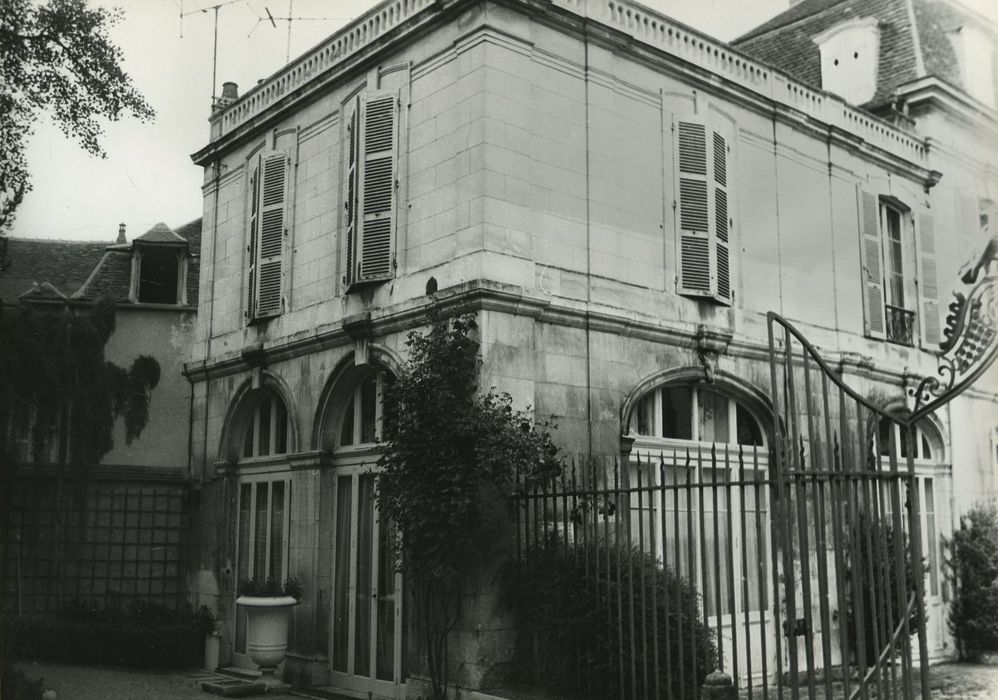 Hôtel Deschamps de Charmelieu : Aile ouest sur cour, façades sud et est, vue générale