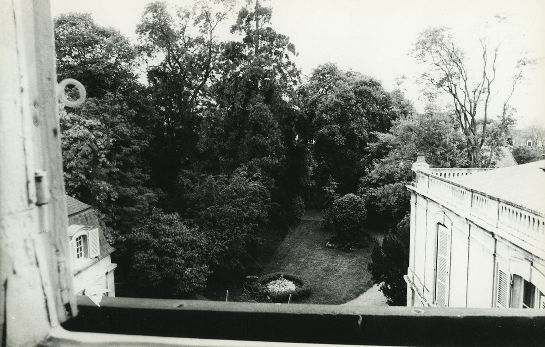 Hôtel Deschamps de Charmelieu : Jardin, vue partielle