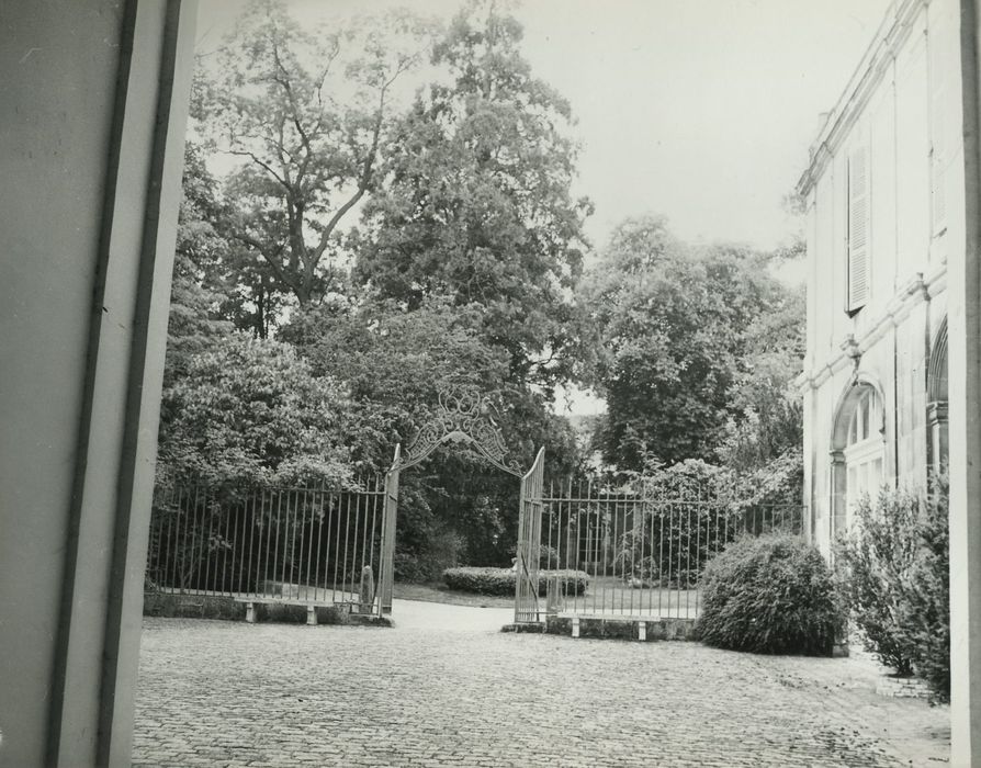 Hôtel Deschamps de Charmelieu : Cour, vue partielle