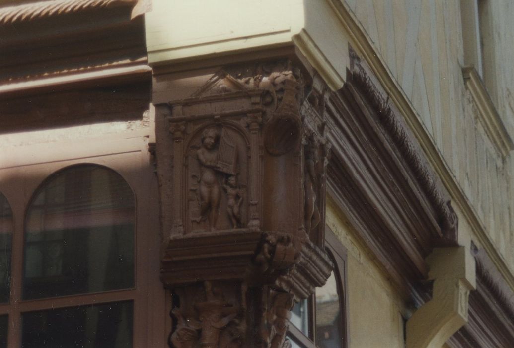 Maison : Façade sur rue, détail du poteau cornier du rez-de-chaussée