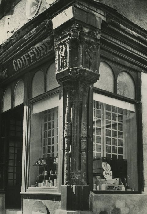 Maison : Façade sur rue, détail du poteau cornier du rez-de-chaussée