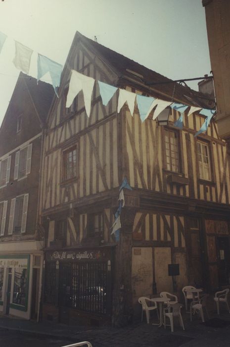 Maison : Façade sur rue, détail du poteau cornier du rez-de-chaussée