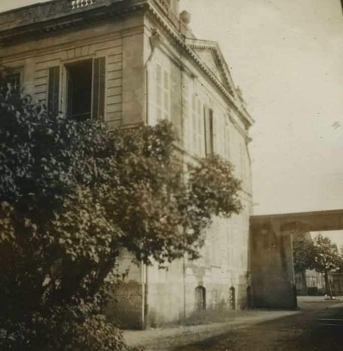 Château de Sparre : Façade latérale ouest, vue partielle