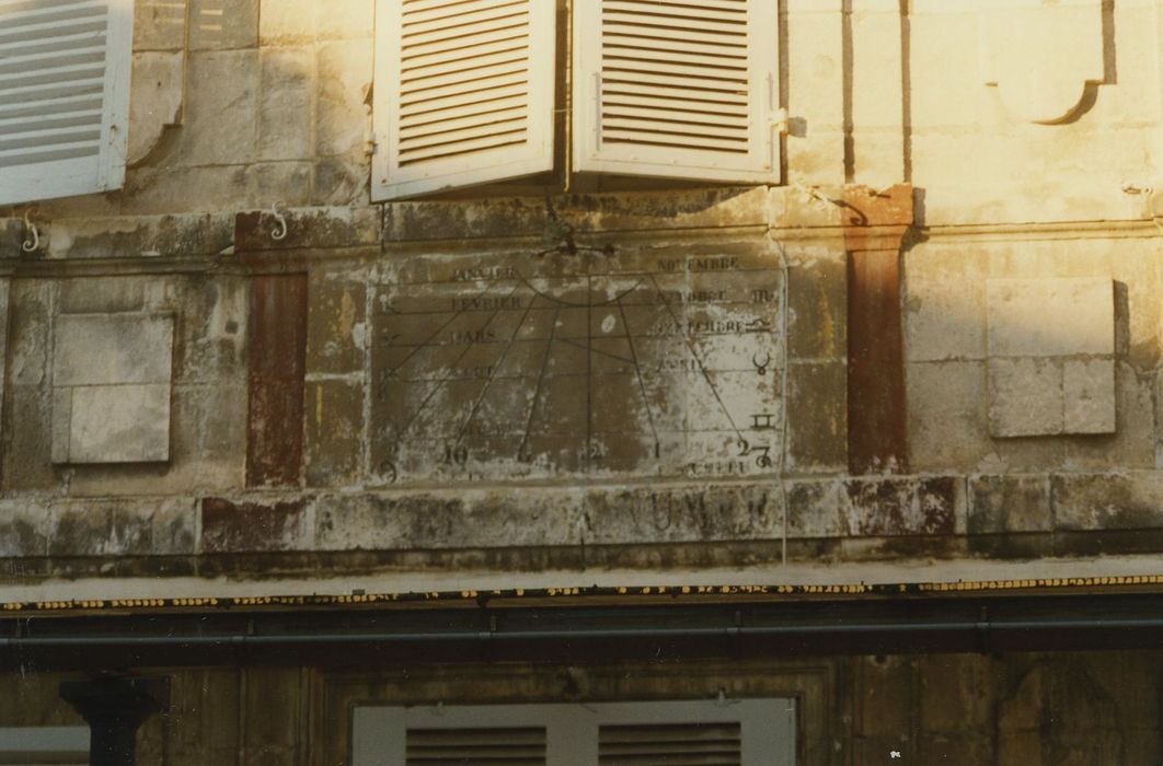 Hôtel Leclerc de Fourolles : Façade sud, détail du cadran solaire