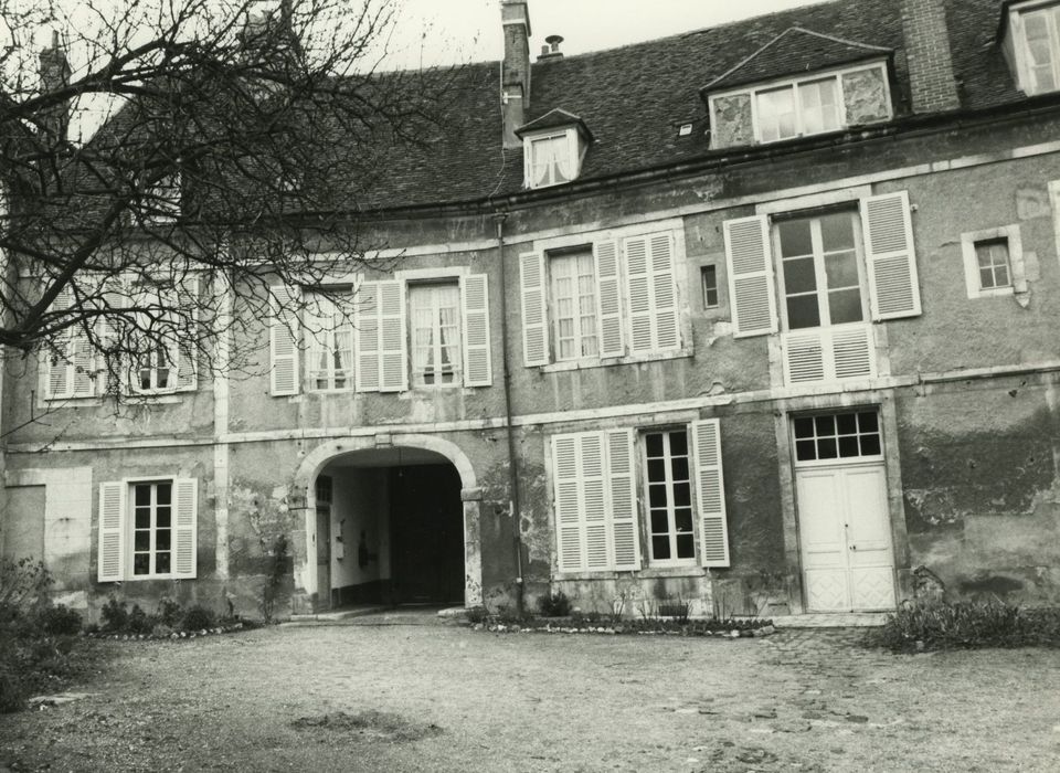 Maison de Marie Noël : Façade sur cour, vue partielle