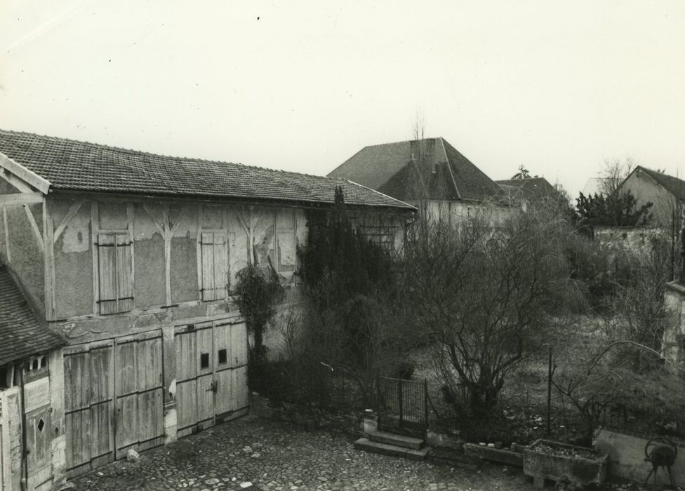 Maison de Marie Noël : Communs sur cour et jardin, vue générale