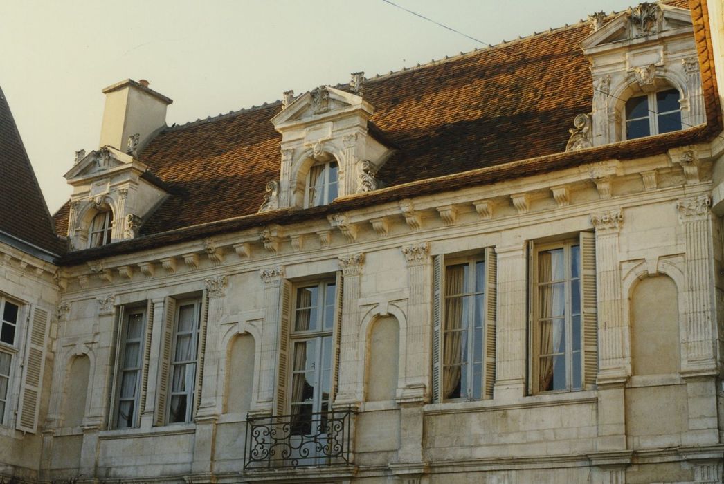 Hôtel de Crôle : Façade sur cour, vue partielle