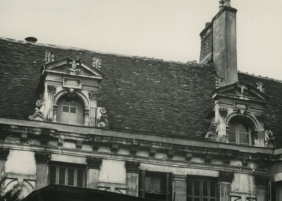 Hôtel de Crôle : Façade sur cour, détail des lucarnes