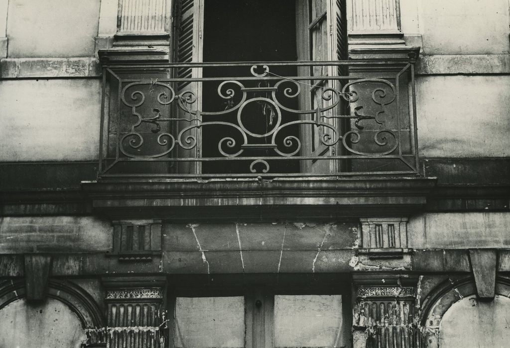 Hôtel de Crôle : Façade sur cour, détail d’un appui de fenêtre