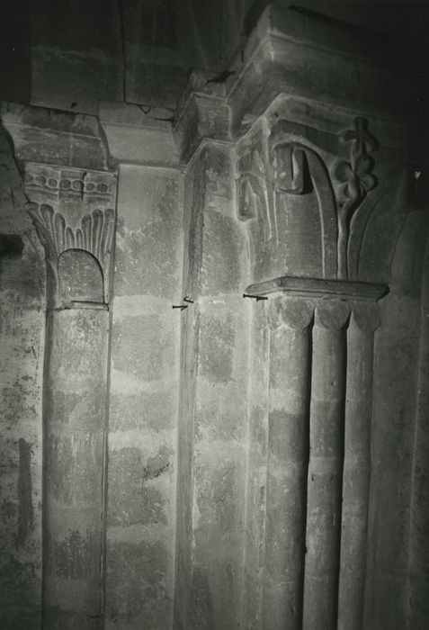 Eglise Saint-Martin-du-Bourg (ancienne) : Nef, détail de deux chapiteaux sculptés