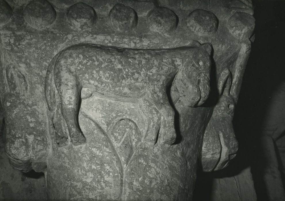 Eglise Saint-Martin-du-Bourg (ancienne) : Nef, détail d’un chapiteau