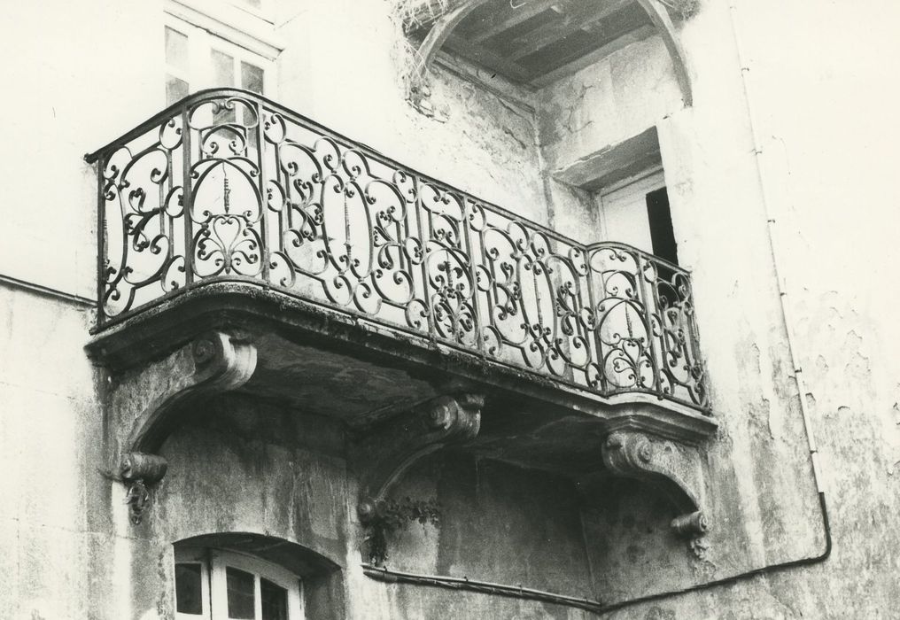 Hôtel Condé (ancien) : Façade sur cour, détail d’un balcon