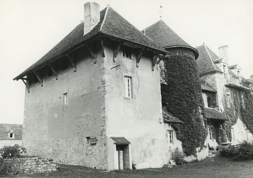 Manoir de Grésigny : Façades sud et ouest, vue générale