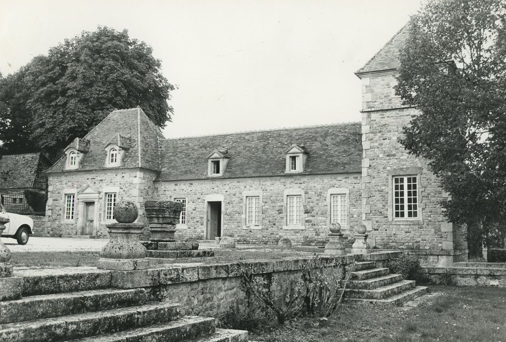 Manoir de Grésigny : Bâtiment situé au nord de la cour, façade sud, vue générale