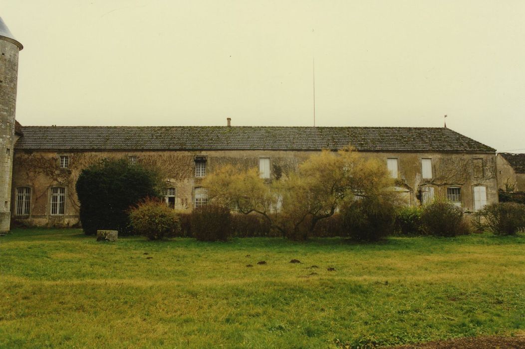 Château d'Anstrude : Aile des communs, façade nord, vue générale