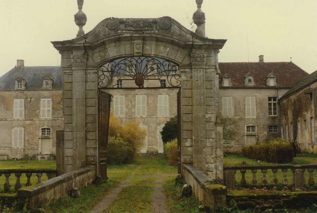 Château d'Anstrude : Portail d’accès, élévation ouest, vue générale