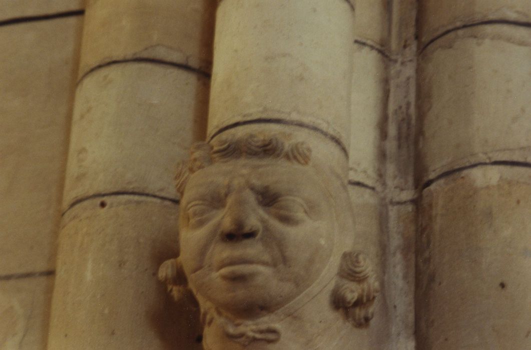 Eglise Saint-Loup : Nef, détail d’un culot sculpté