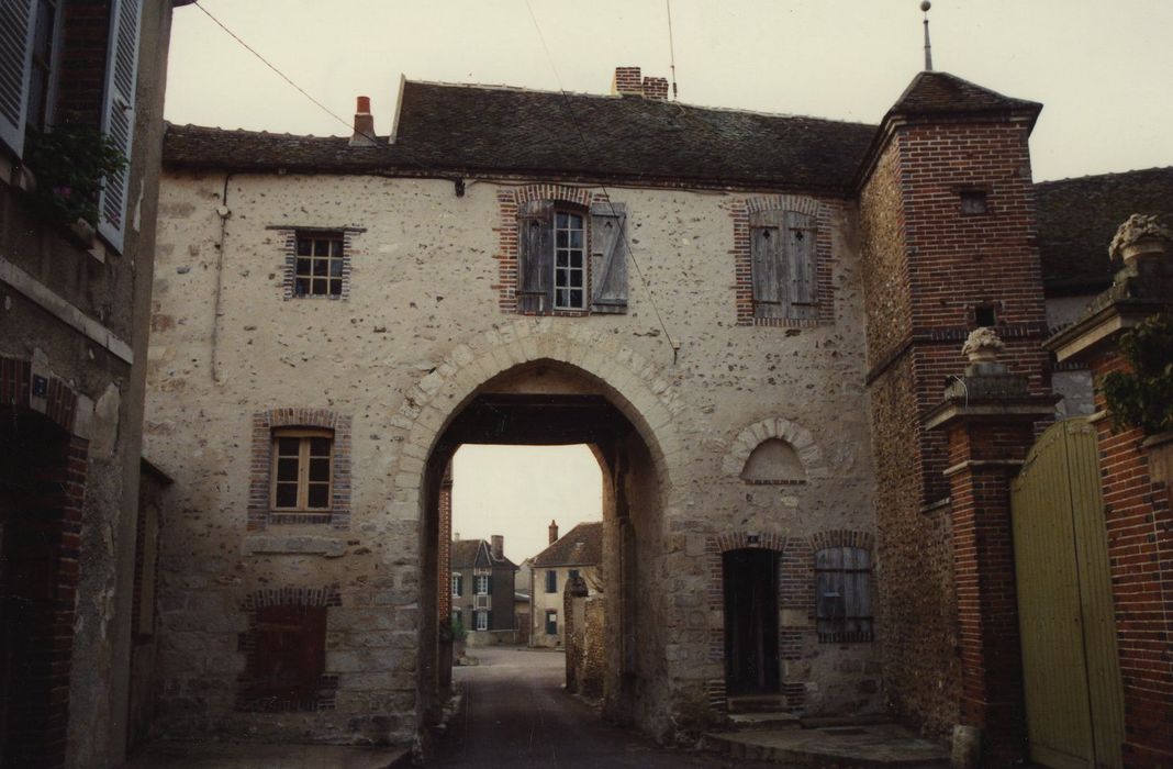 Porte d'enceinte (vieille) : Elévation ouest, vue générale