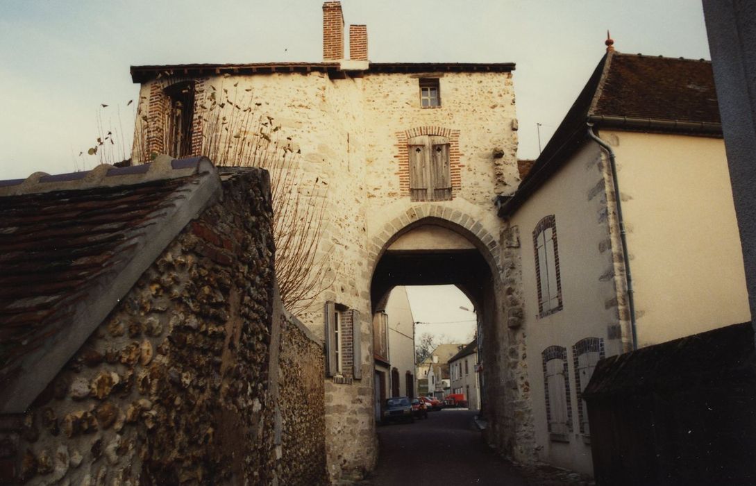 Porte d'enceinte (vieille) : Elévation est, vue générale